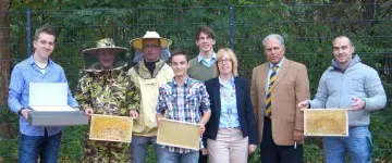 Bienenstöcke und Grundausstattung für die Imker-AG