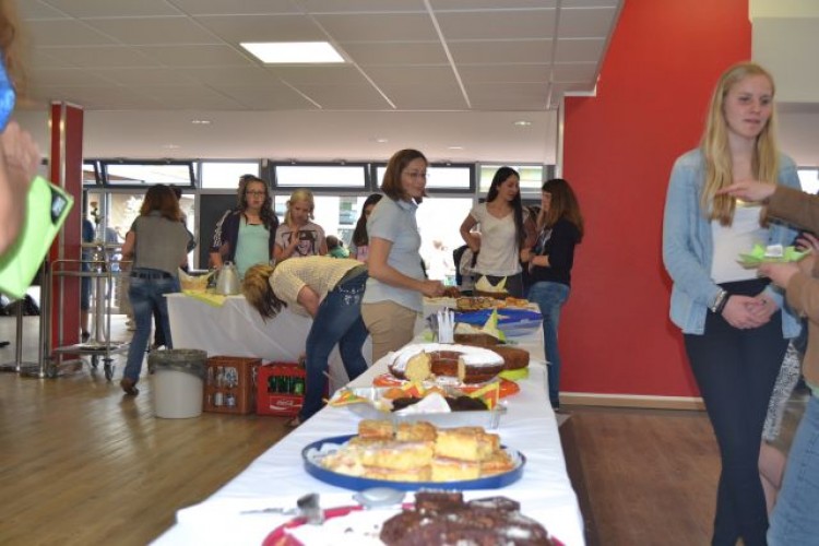 Anschließend konnten sich alle am Kuchenbuffet stärken.